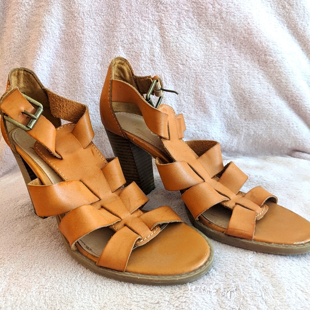 NEW sandals by Report. Size 8